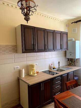 Гостевой дом Zira Residence Брашов Номер с кроватью размера "king-size" и гидромассажной ванной-9