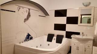 Гостевой дом Zira Residence Брашов Номер с кроватью размера "queen-size" и гидромассажной ванной-3