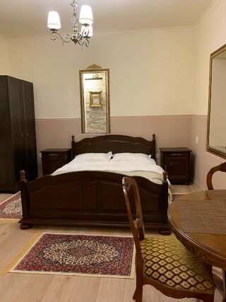 Гостевой дом Zira Residence Брашов Номер с кроватью размера "queen-size" и гидромассажной ванной-6