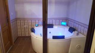 Гостевой дом Zira Residence Брашов Номер с кроватью размера "king-size" и гидромассажной ванной-12