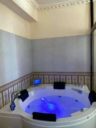 Гостевой дом Zira Residence Брашов Номер с кроватью размера "king-size" и гидромассажной ванной-14