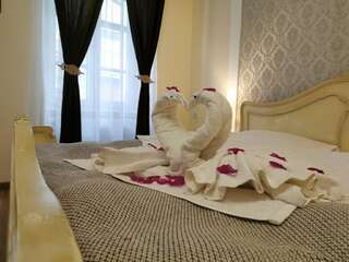 Гостевой дом Zira Residence Брашов Номер с кроватью размера "king-size" и гидромассажной ванной-28